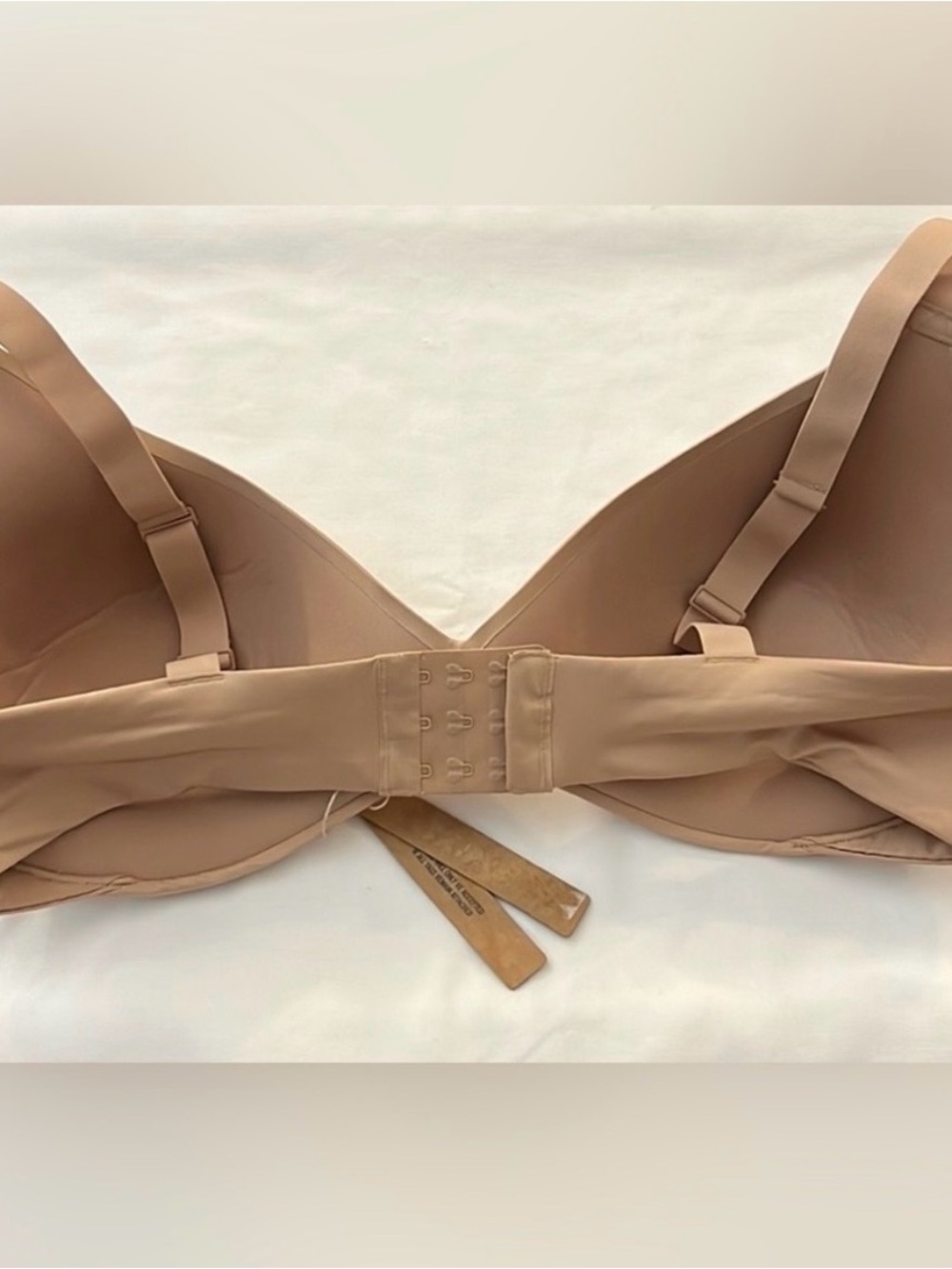 SKIMS Wireless Form Push-Up Plunge Bra - Picture 4 of 6